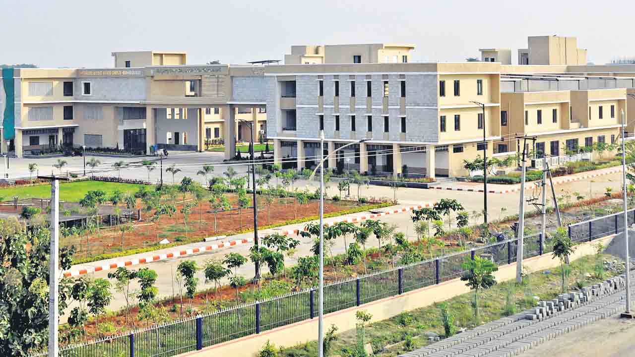 సకల హంగులతో మానుకోట కలెక్టరేట్‌