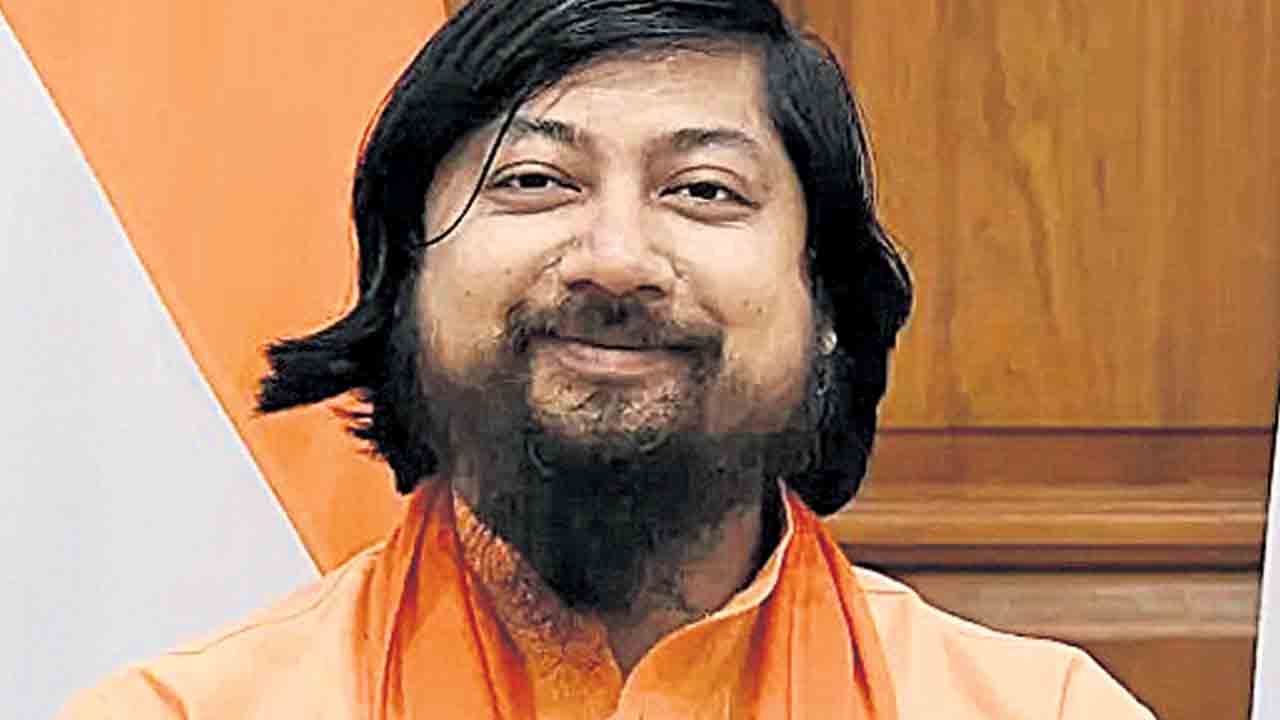 చోరీ కేసులో కేంద్రమంత్రిపై అరెస్ట్‌ వారంట్‌