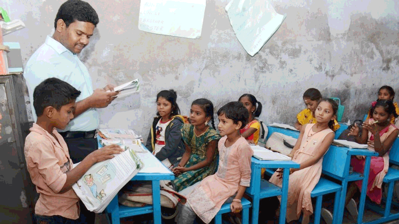 కలెక్టర్‌ ఉపాధ్యాయుడైన వేళ..