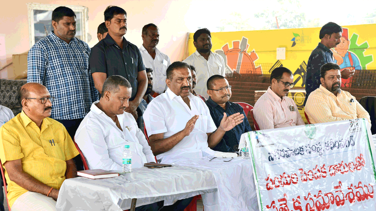 పందులను రోడ్లపై తిరగనియ్యొద్దు