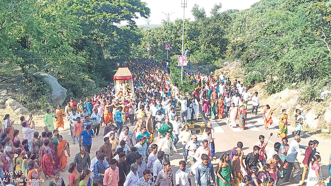 కనుల పండువగా గిరి ప్రదక్షిణ..