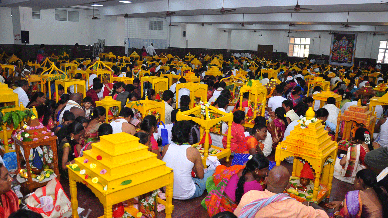 యాదాద్రిలో భక్తుల సందడి