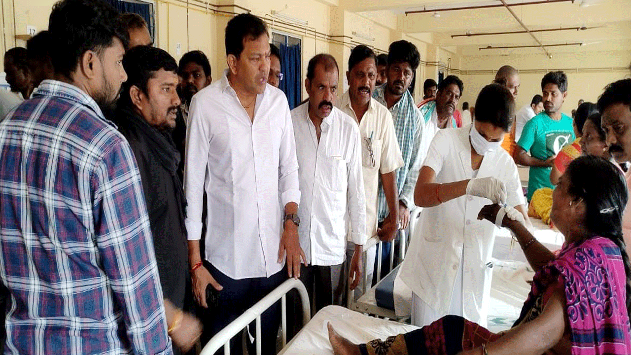 పత్తి కూలీల ఆటో బోల్తా