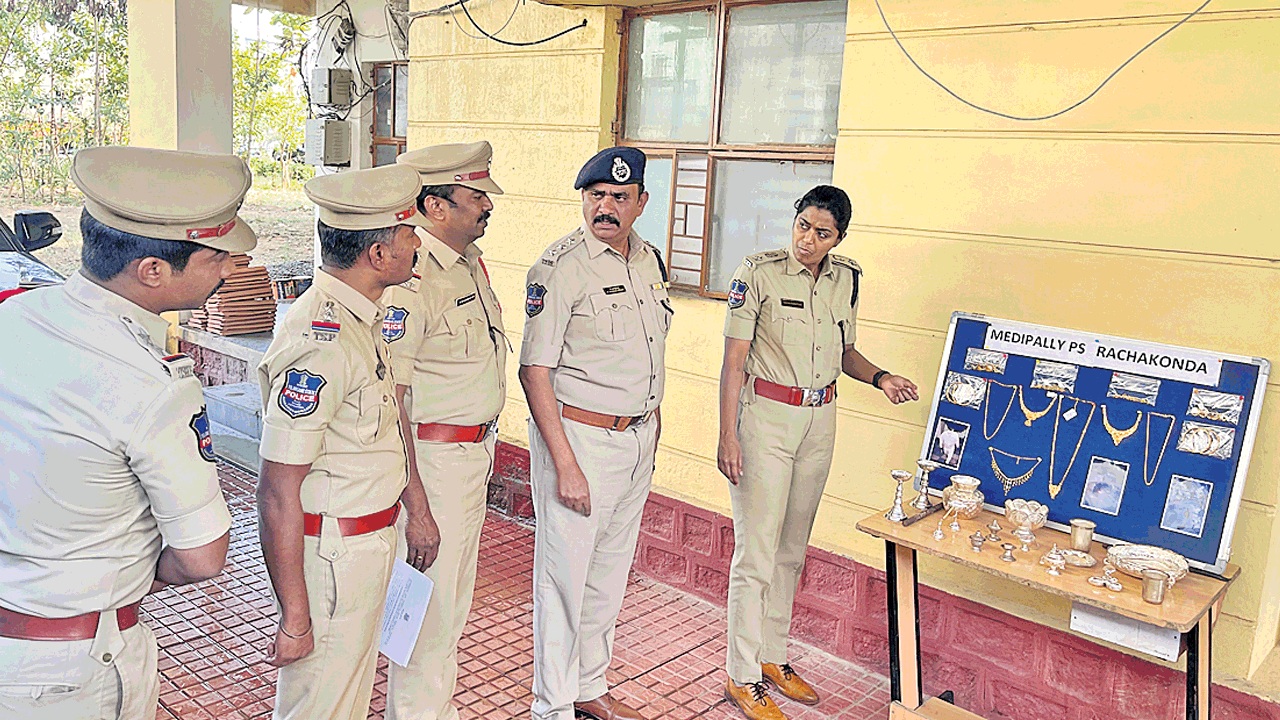 అంతర్రాష్ట్ర దొంగ అరెస్టు..14 లక్షల సొత్తు స్వాధీనం