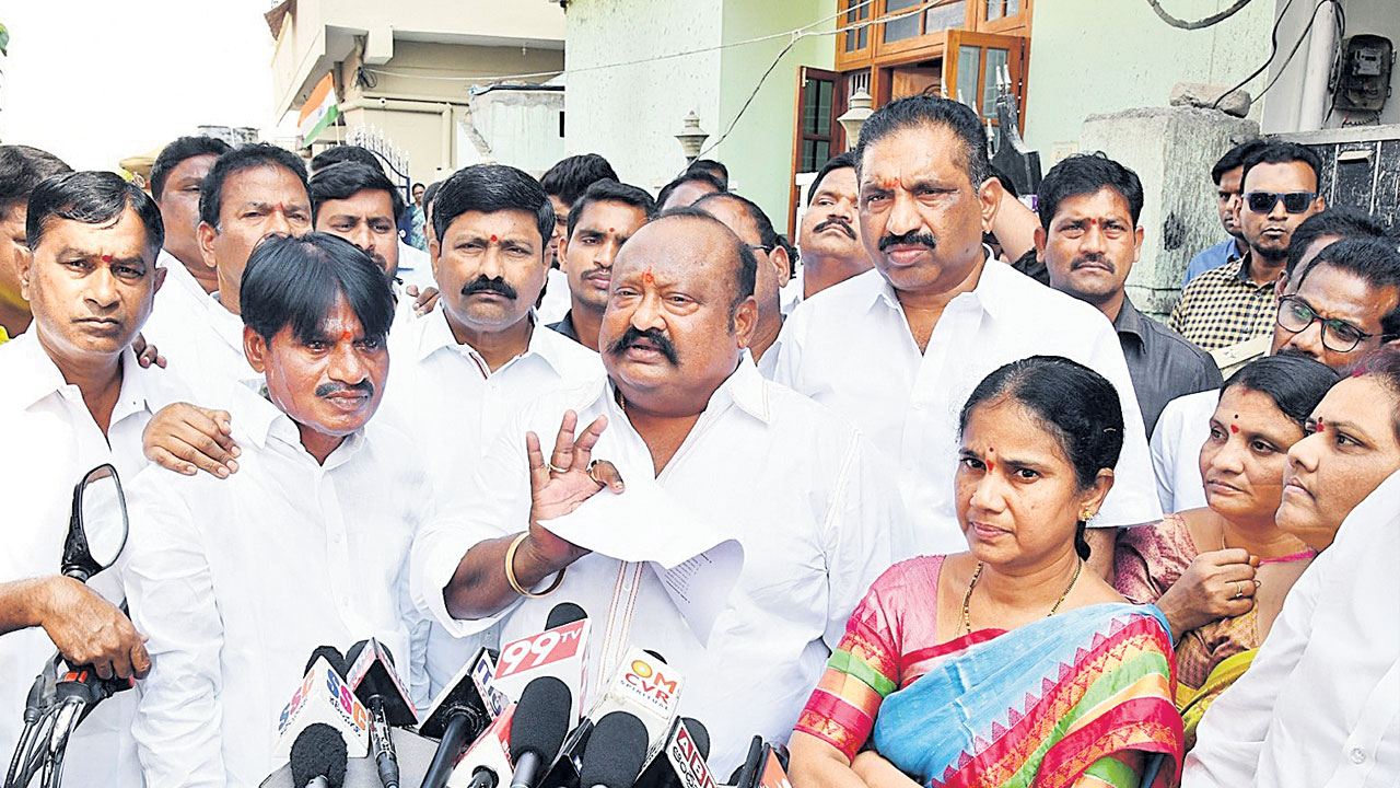 నియంతృత్వ దాడులు