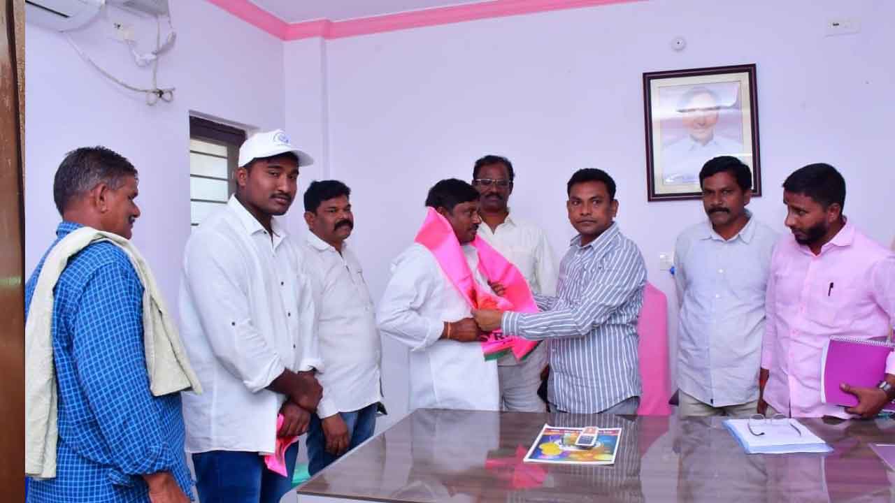 టీ(బీ)ఆర్‌ఎస్‌లోకి కాంగ్రెస్‌ నాయకుడు