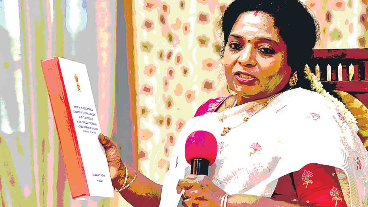 గీత దాటిన గవర్నర్‌ తమిళిసై.. హద్దు దాటి రాజకీయ విమర్శలు