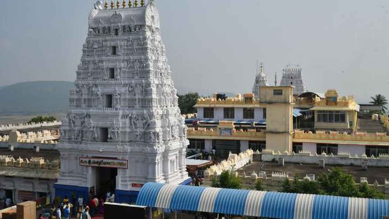 భక్తులతో కిక్కిరిసిన అన్నవరం.. క్యూలైన్లో ఇబ్బందులు పడ్డ భక్తులు