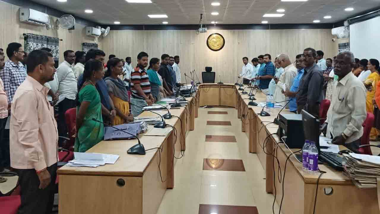 రాజ్యాంగ స్ఫూర్తితో ముందుకు సాగాలి