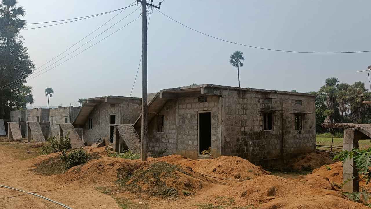 శరవేగంగా 150 ఇండ్లు.. కరకగూడెం మండలంలో పూర్తికావొస్తున్న డబుల్‌ బెడ్రూం గృహాలు