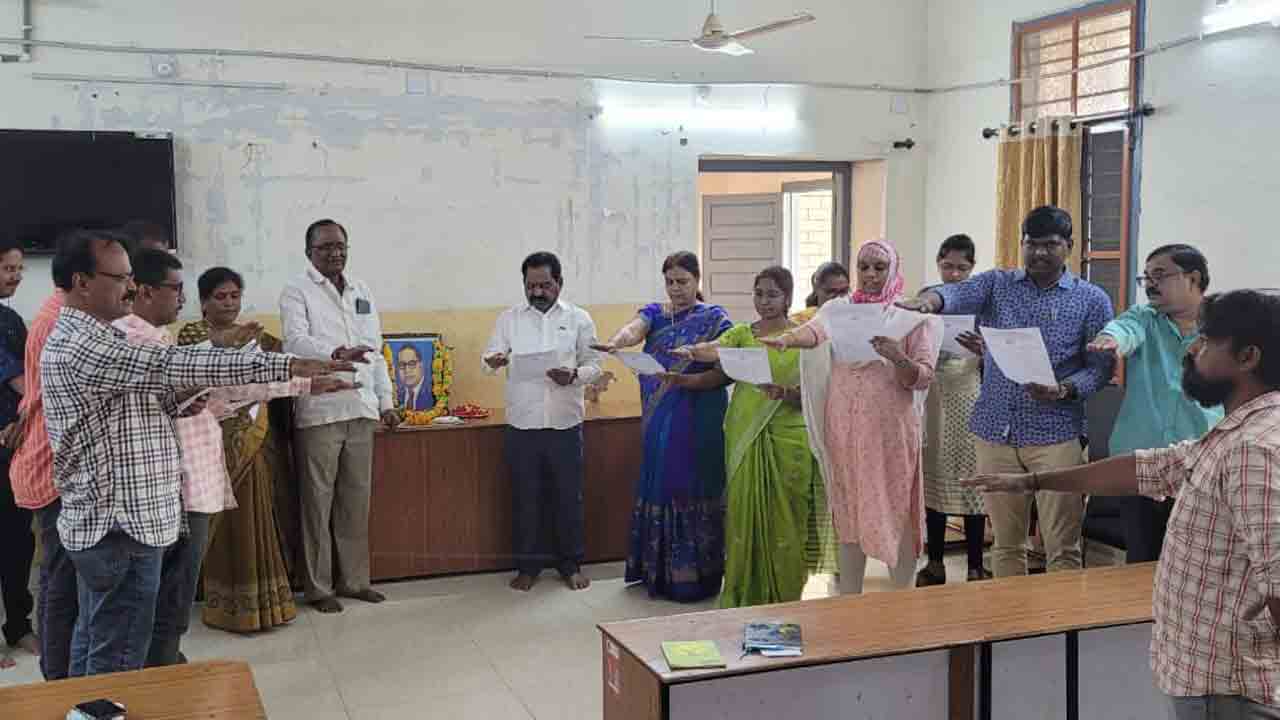రాజ్యాంగ నిర్మాత అంబేద్కర్కు నివాళి