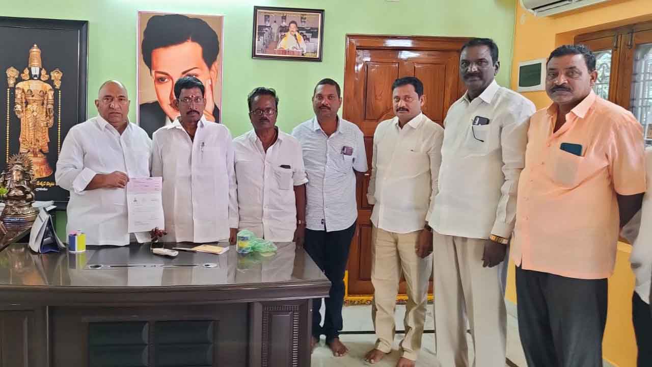 సీఎంఆర్‌ఎఫ్‌ చెక్కు అందజేత