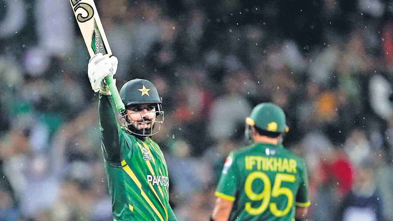 పాక్‌ పోటీలోనే..