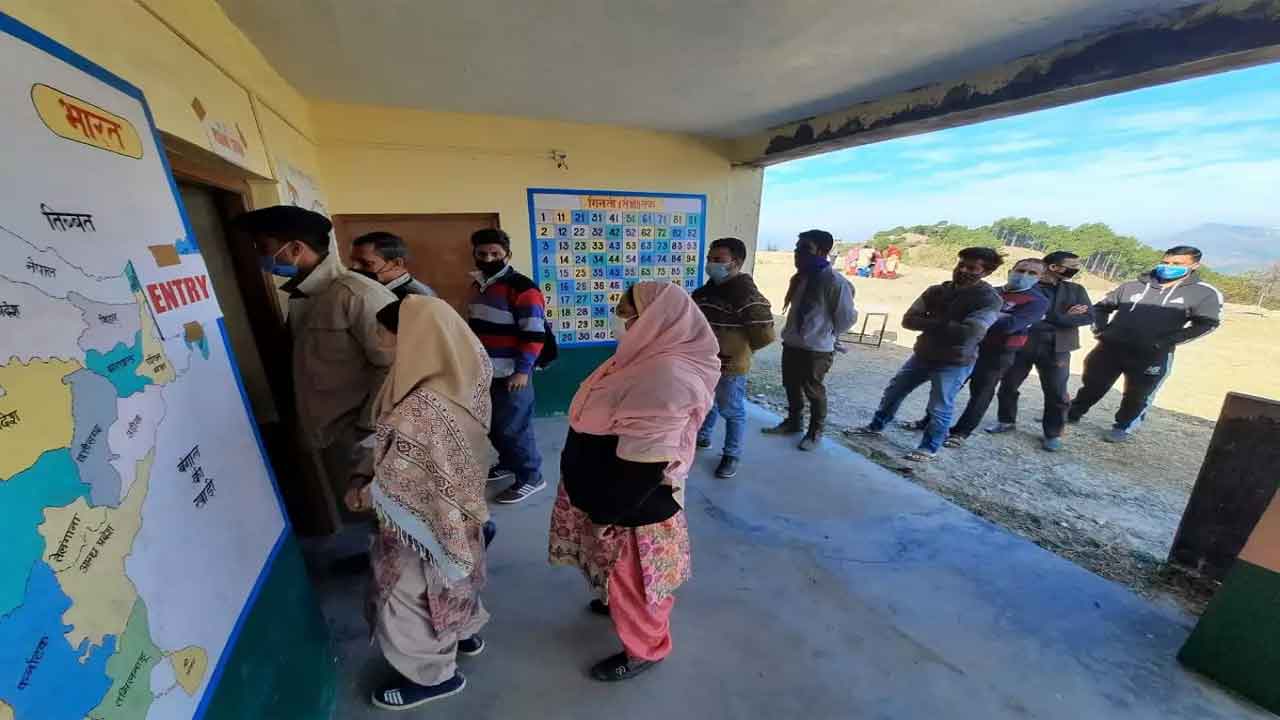 Himachal elections | మధ్యాహ్నం 3 గంటల వరకు 56 శాతం పోలింగ్‌