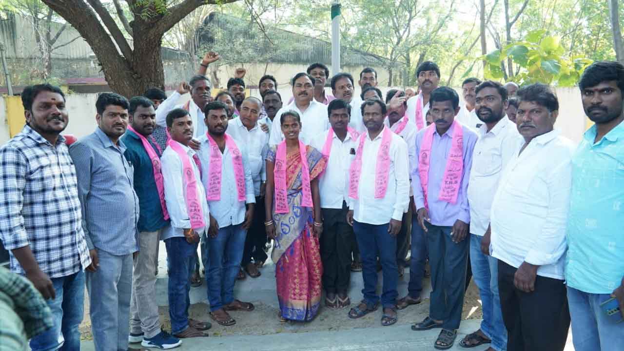 టీఆర్ఎస్‌లో చేరిన కాంగ్రెస్‌, బీజేపీ నాయకులు