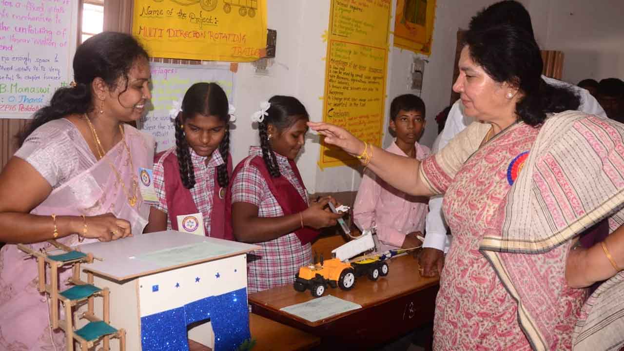 విద్యార్థి దశ నుంచే పరిశోధనలపై ఆసక్తి పెంచుకోవాలి : మంత్రి సత్యవతి రాథోడ్‌