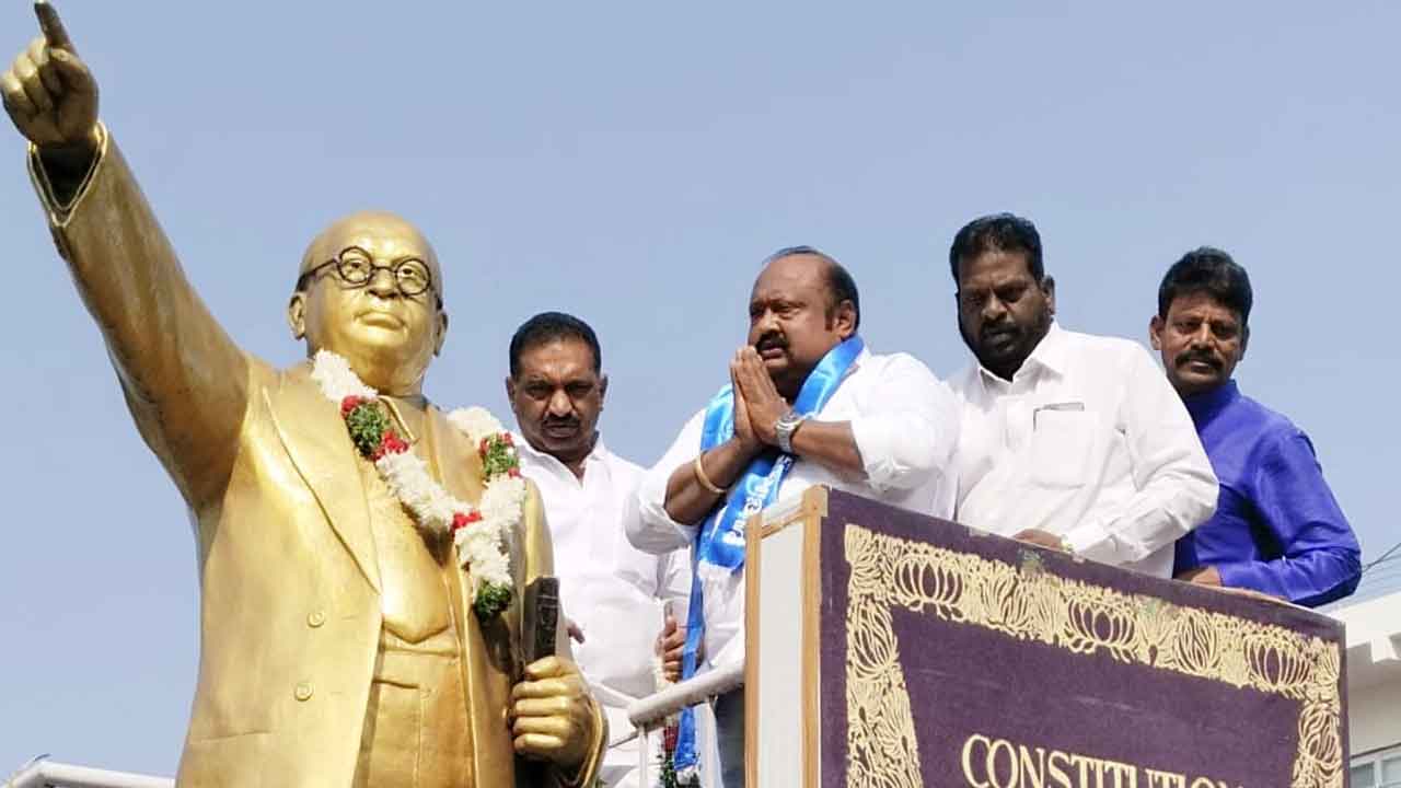 అంబేద్కర్‌ విగ్రహానికి నివాళి అర్పించిన మంత్రి గంగుల