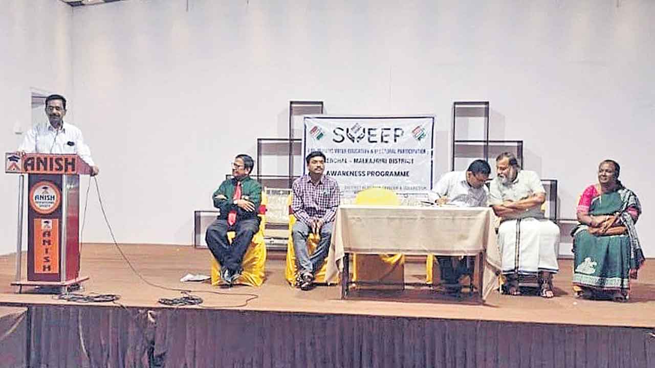 అర్హులందరూ ఓటరుగా నమోదు చేసుకోవాలి