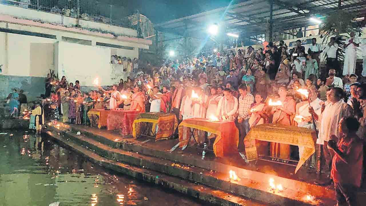 గోదావరికి కార్తీక హారతి