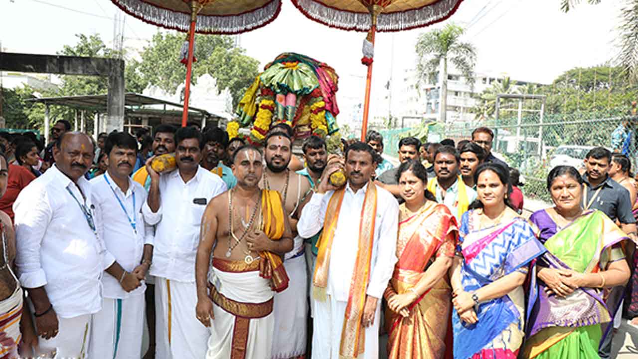 వైభవంగా తిరుమల శ్రీవారి పాదాల‌ ఊరేగింపు