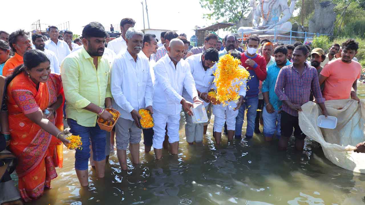 మత్స్యకారుల జీవితాల్లో వెలుగులు : ఎమ్మెల్యే కోరుకంటి చందర్‌