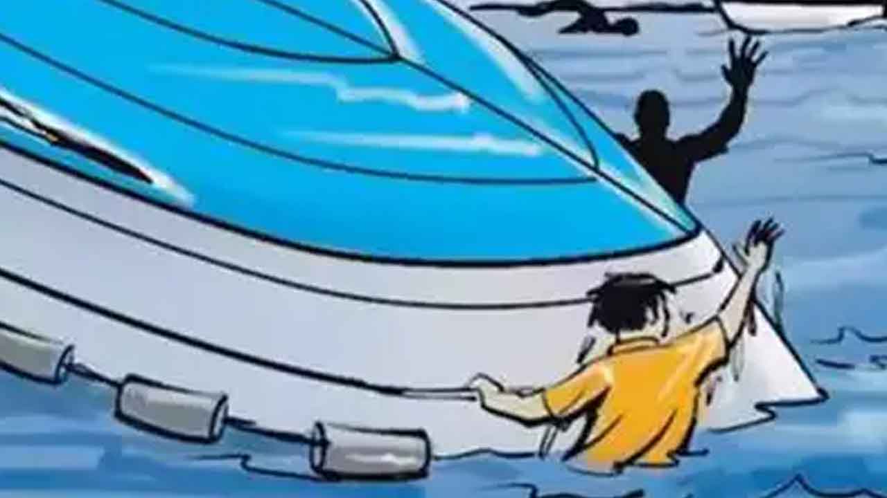 ఏలూరు జిల్లాలో పడవ బోల్తా ..ఇద్దరు కూలీలు మృతి.. మరో ఐదుగురు సురక్షితం