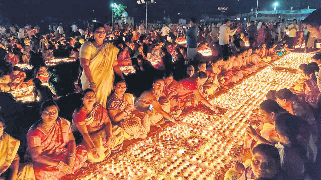 కనులపండువగా లక్ష దీపోత్సవం
