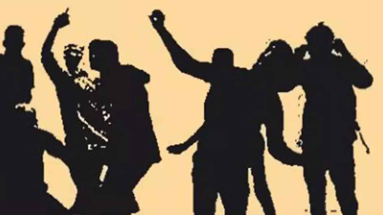 విద్యార్థుల మధ్య ఘర్షణ.. ఐదుగురిని సస్పెండ్‌ చేసిన కళాశాల యాజమన్యం