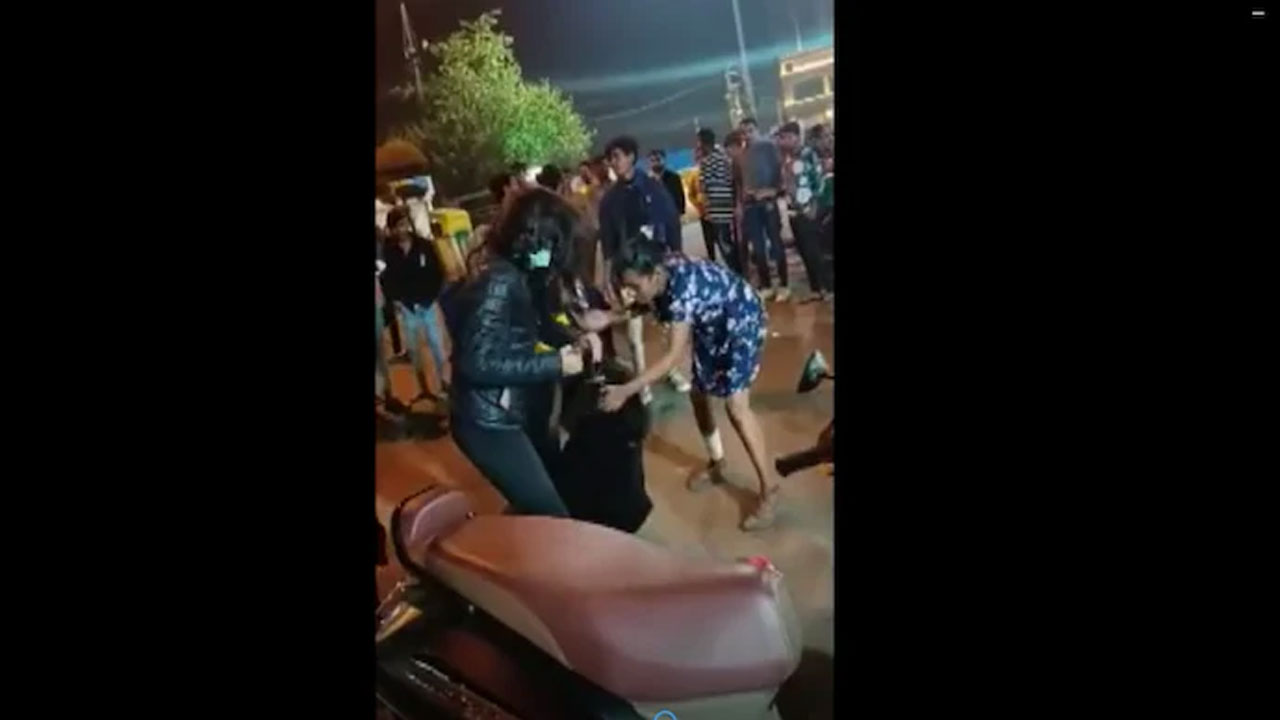 వైర‌ల్ వీడియో : న‌డిరోడ్డుపై మ‌హిళ‌ను చిత‌క‌బాదిన యువ‌తులు