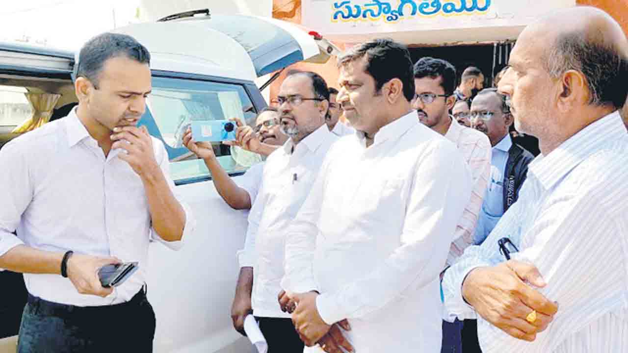 అభివృద్ధి పనుల్లో నిర్లక్ష్యం వద్దు