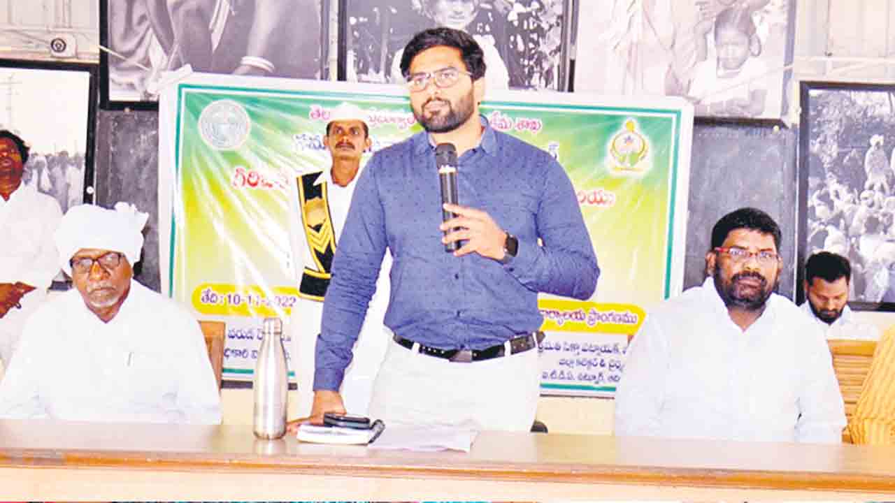 గిరిజన రైతులు లాభసాటి పంటలు సాగుచేయాలి