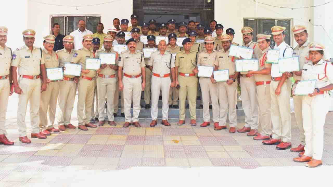 టెక్నాలజీపై అవగాహన పెంచుకోవాలి