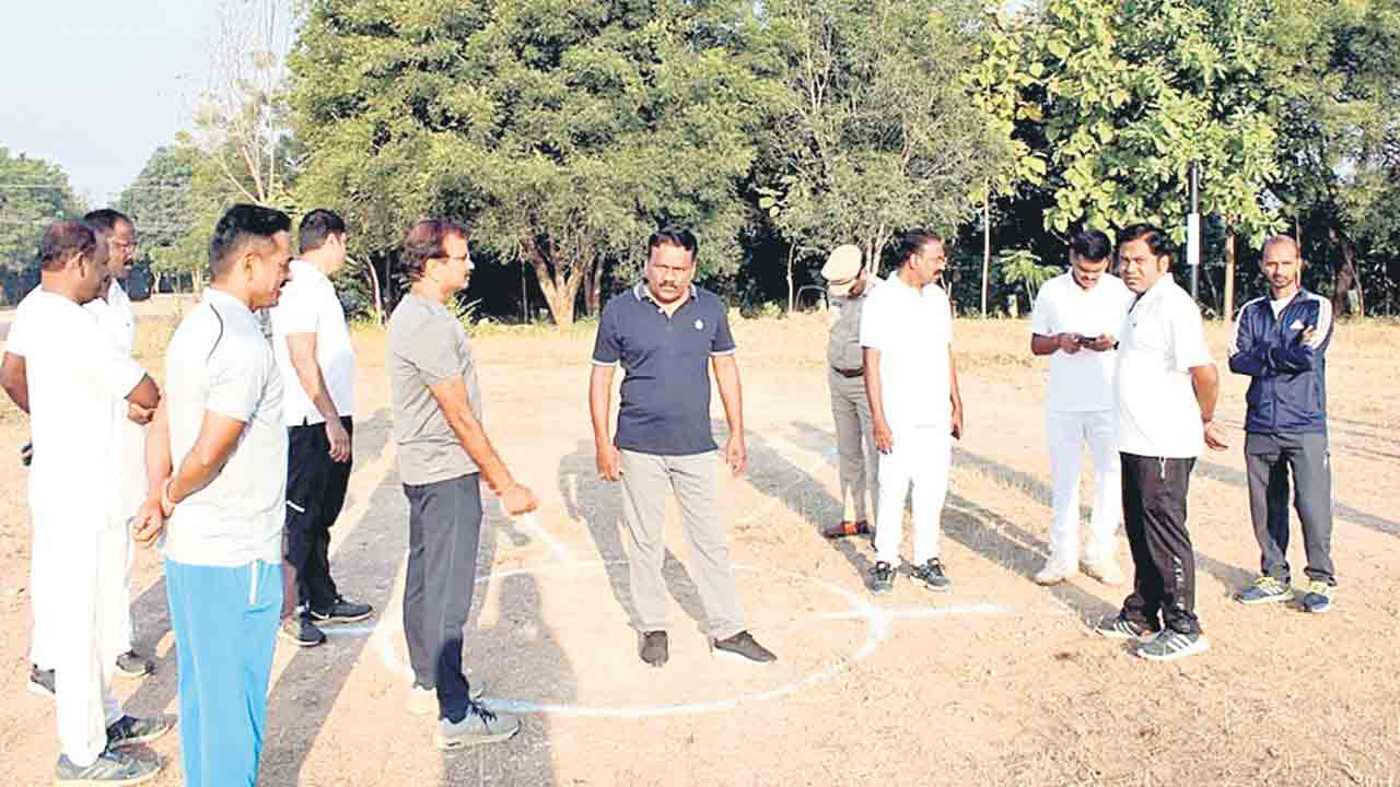 ఉద్యోగం వచ్చేదాకా కష్టపడాలి