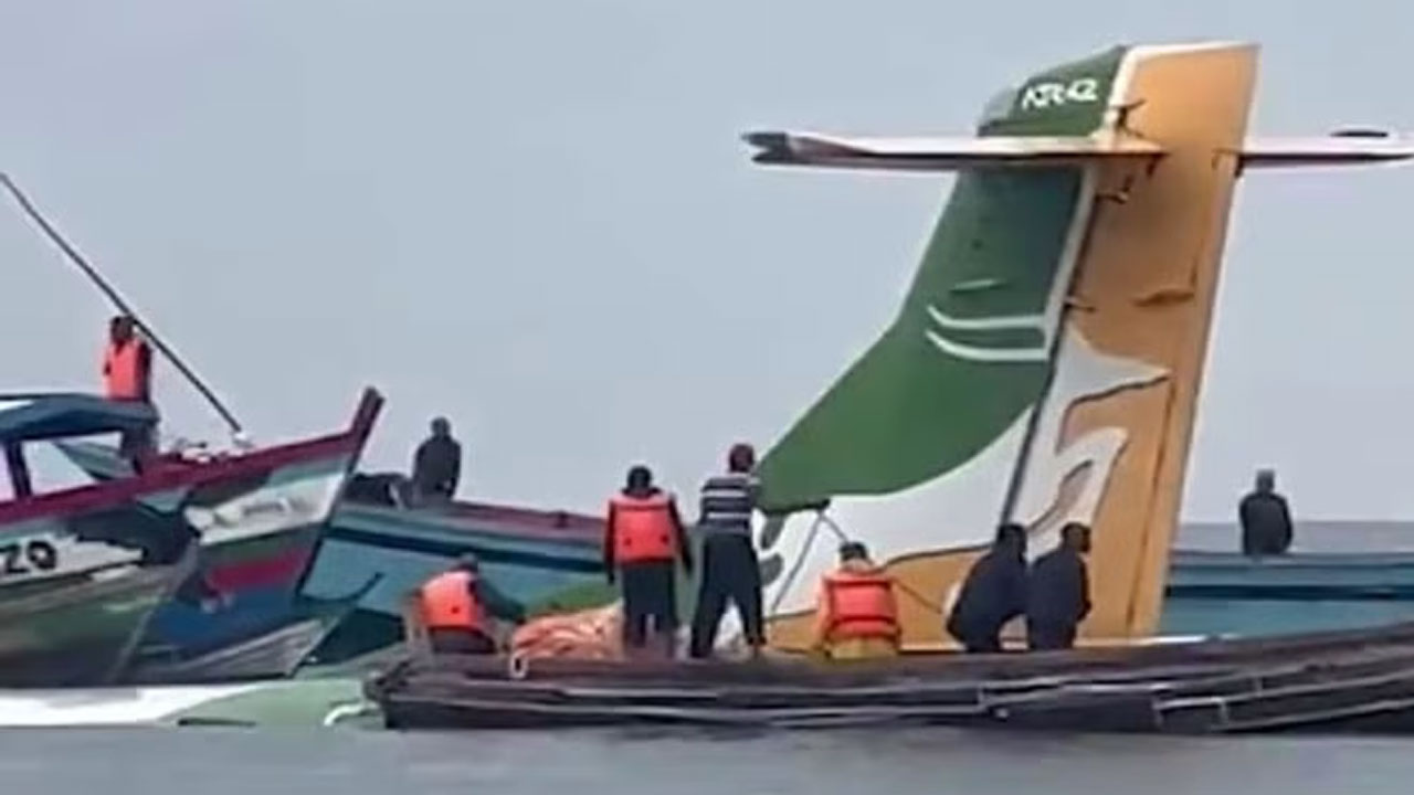 నదిలో కుప్పకూలిన విమానం.. 19 మంది దుర్మరణం!