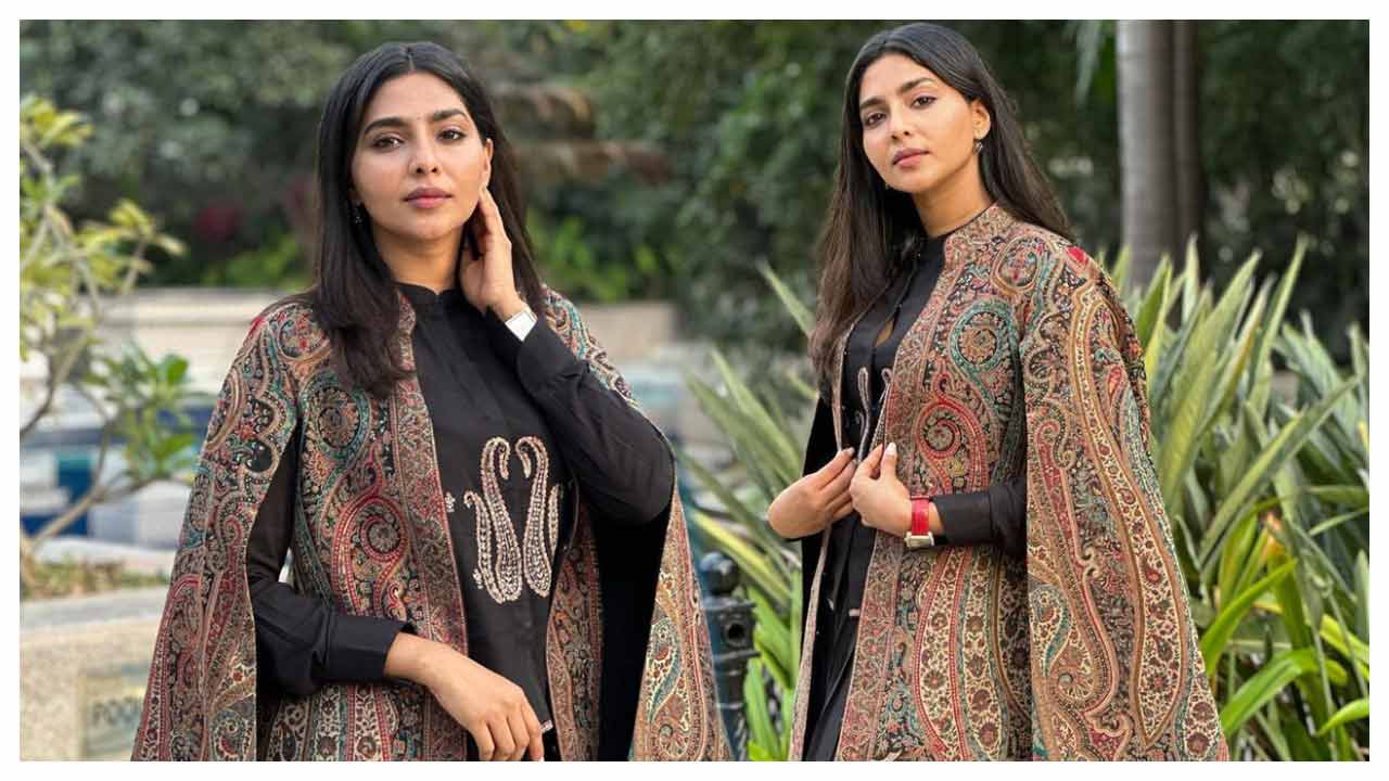 Aishwarya Lekshmi | వెరైటీ డ్రెస్‌లో తళుక్కుమన్న ఐశ్వర్య లక్ష్మి..