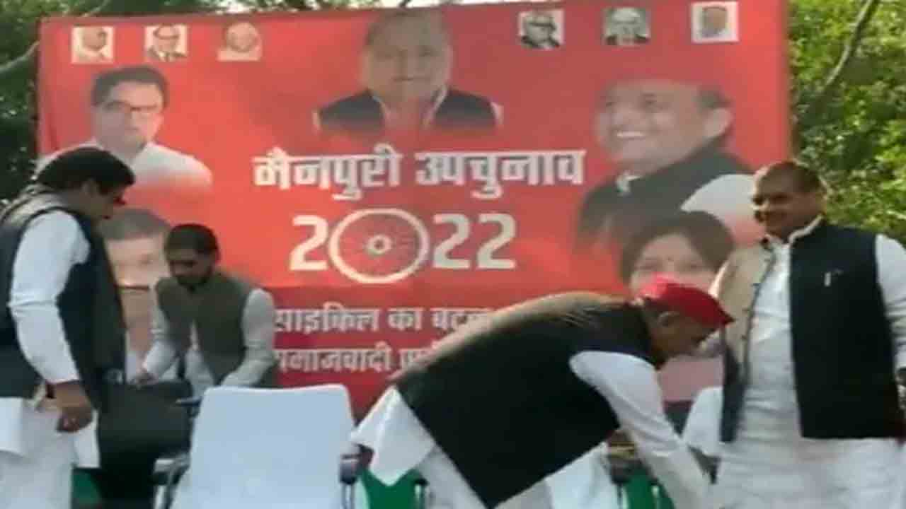 Watch: బాబాయ్‌ శివపాల్‌ యాదవ్‌ పాదాలు తాకిన అఖిలేష్‌ యాదవ్‌.. ఎందుకంటే?