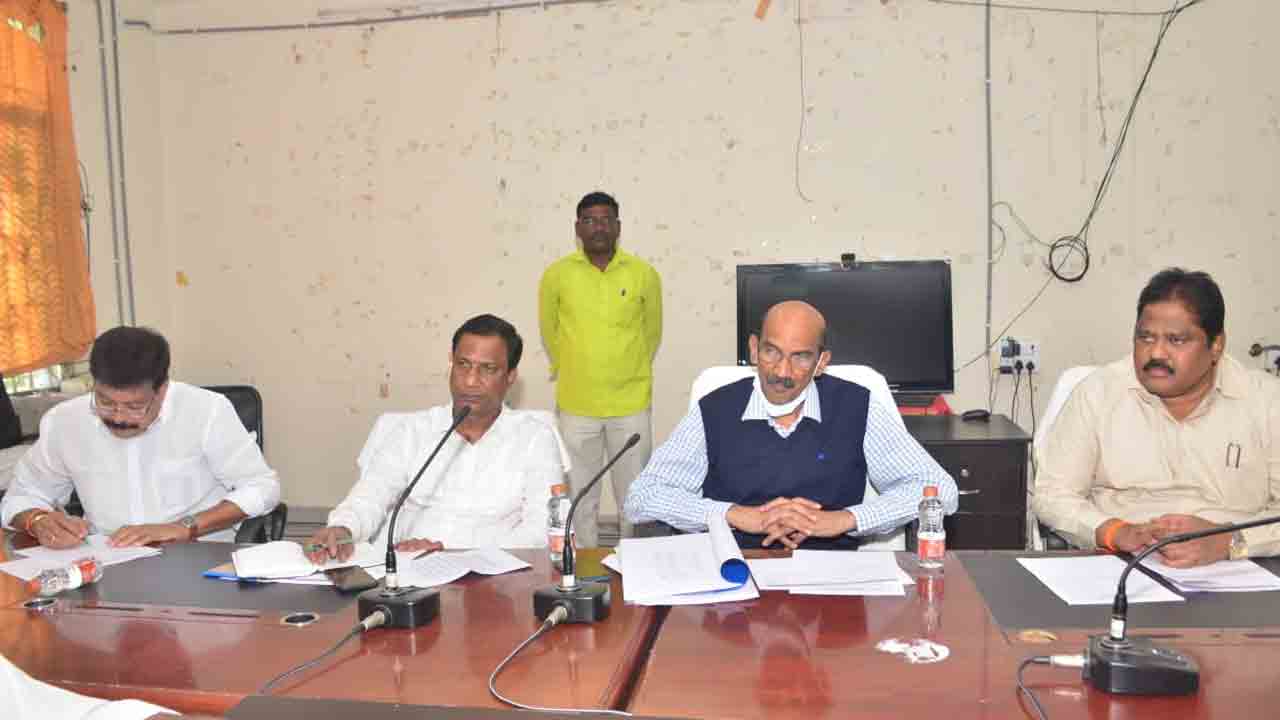 ధాన్యం కొనుగోలుకు ఇబ్బంది లేకుండా చూడాలి : పౌర సరఫరాలశాఖ కమిషనర్