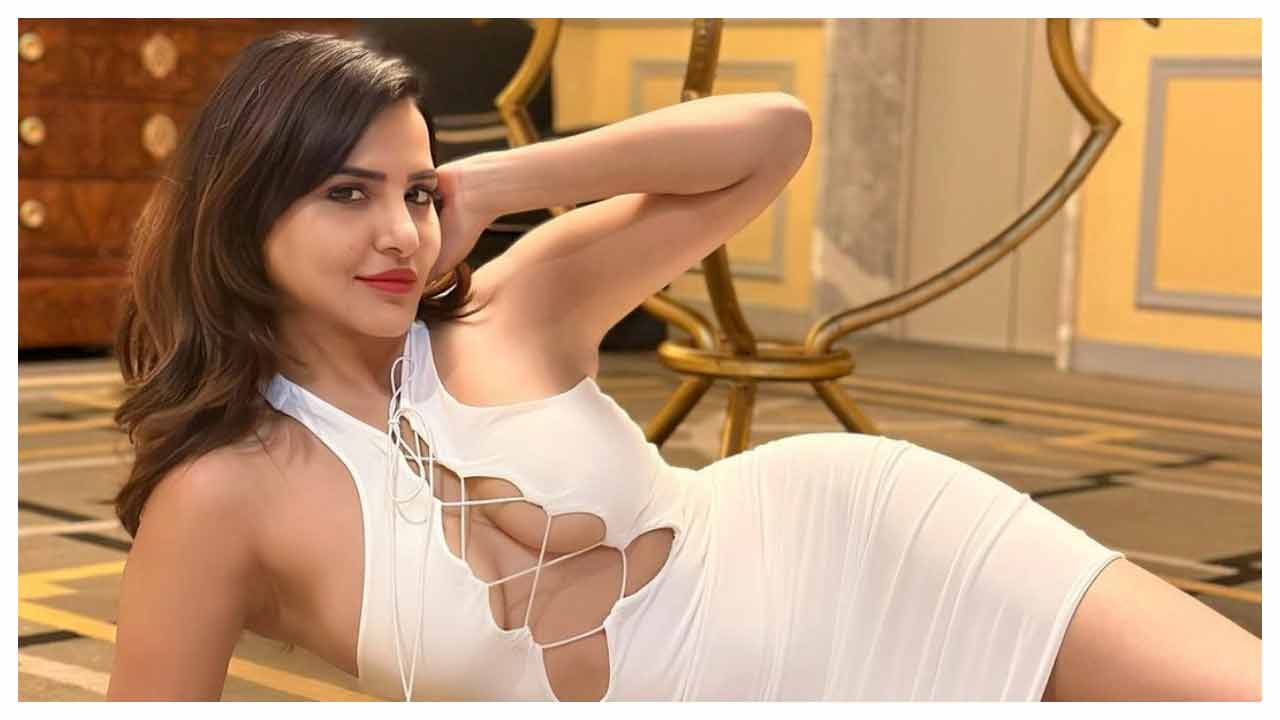 Ashu Reddy | మినీ స్కర్ట్స్‌లో కవ్విస్తున్న ఆషూ రెడ్డి..