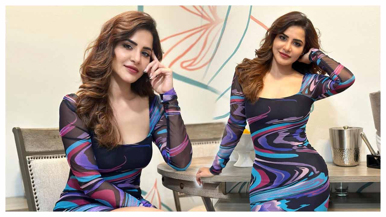 Ashu Reddy | మినీ డ్రెస్‌లో సెగలు పుట్టిస్తున్న ఆషూ రెడ్డి..