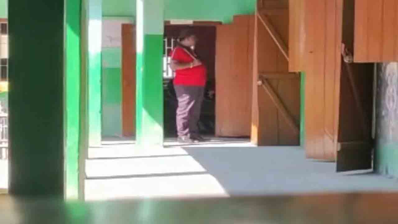 Video: టీచర్లను హెచ్చరించేందుకు.. మారణాయుధంతో స్కూల్‌కు వచ్చిన ప్రధానోపాధ్యాయుడు