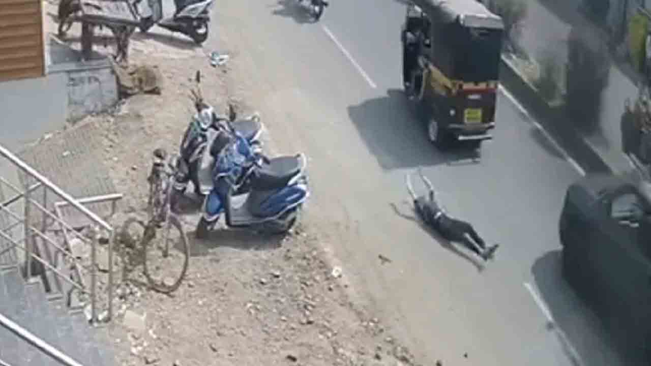 Maharashtra | డ్రైవర్‌ వేధింపులు తాళలేక ఆటోలోంచి దూకేసిన మైనర్‌.. వీడియో వైరల్‌..!