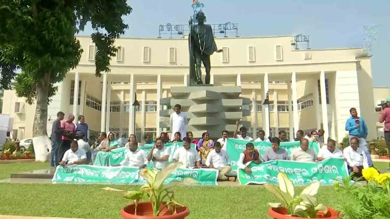 కేంద్ర ప్రభుత్వం రైతు వ్యతిరేకి.. ఒడిశాలో బీజేడీ ఎమ్మెల్యేల నిరసన