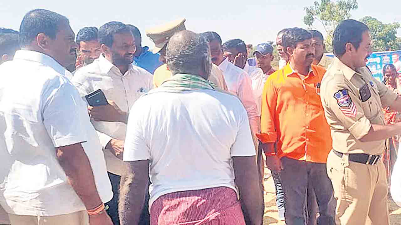 రఘునందన్‌కు నిరసన సెగ