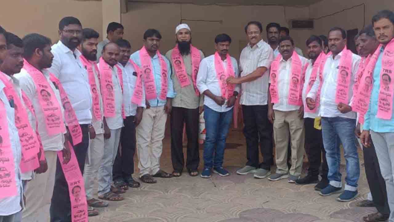 టీఆర్‌ఎస్‌లోకి వలసల జోరు