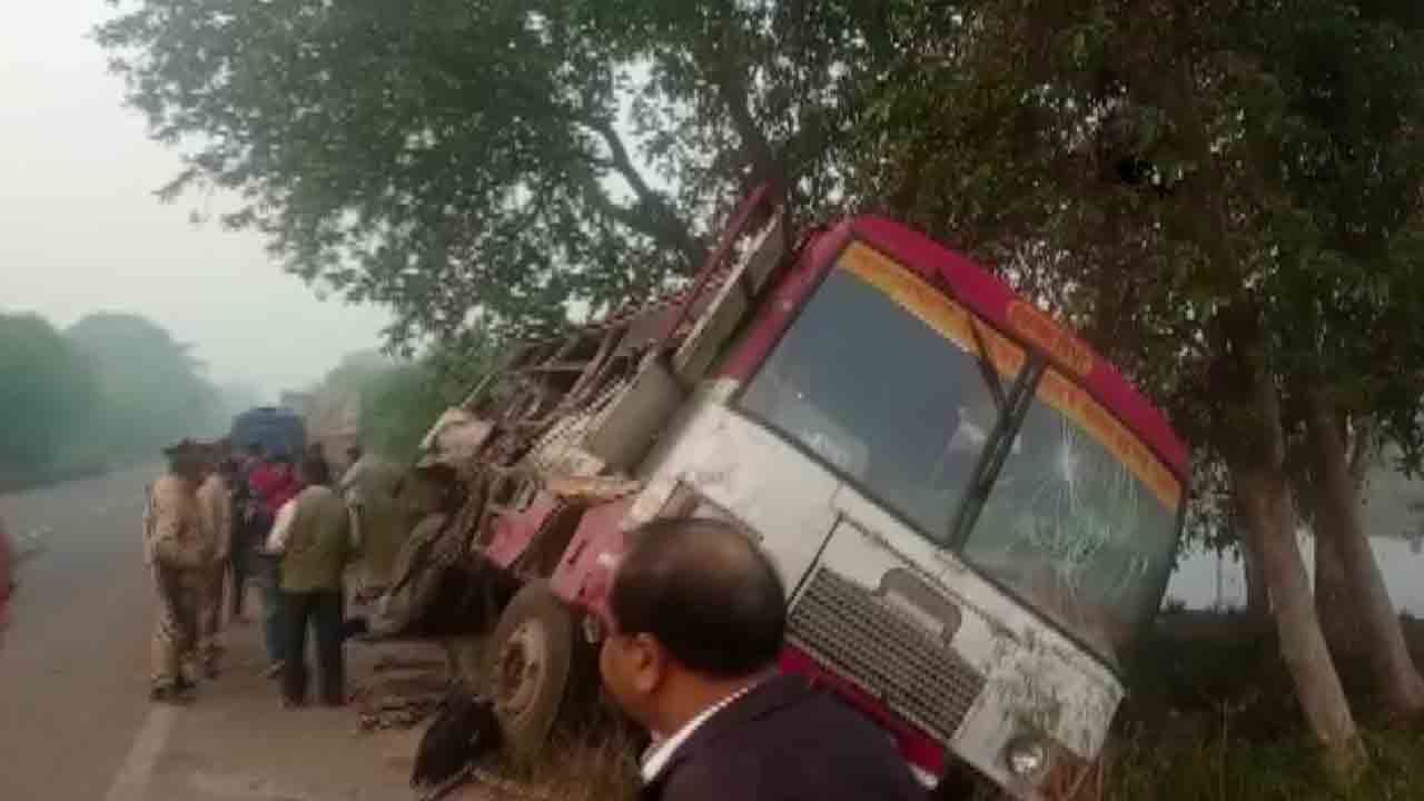 బస్సును ఢీకొట్టిన ట్రక్కు.. ఆరుగురు దుర్మరణం