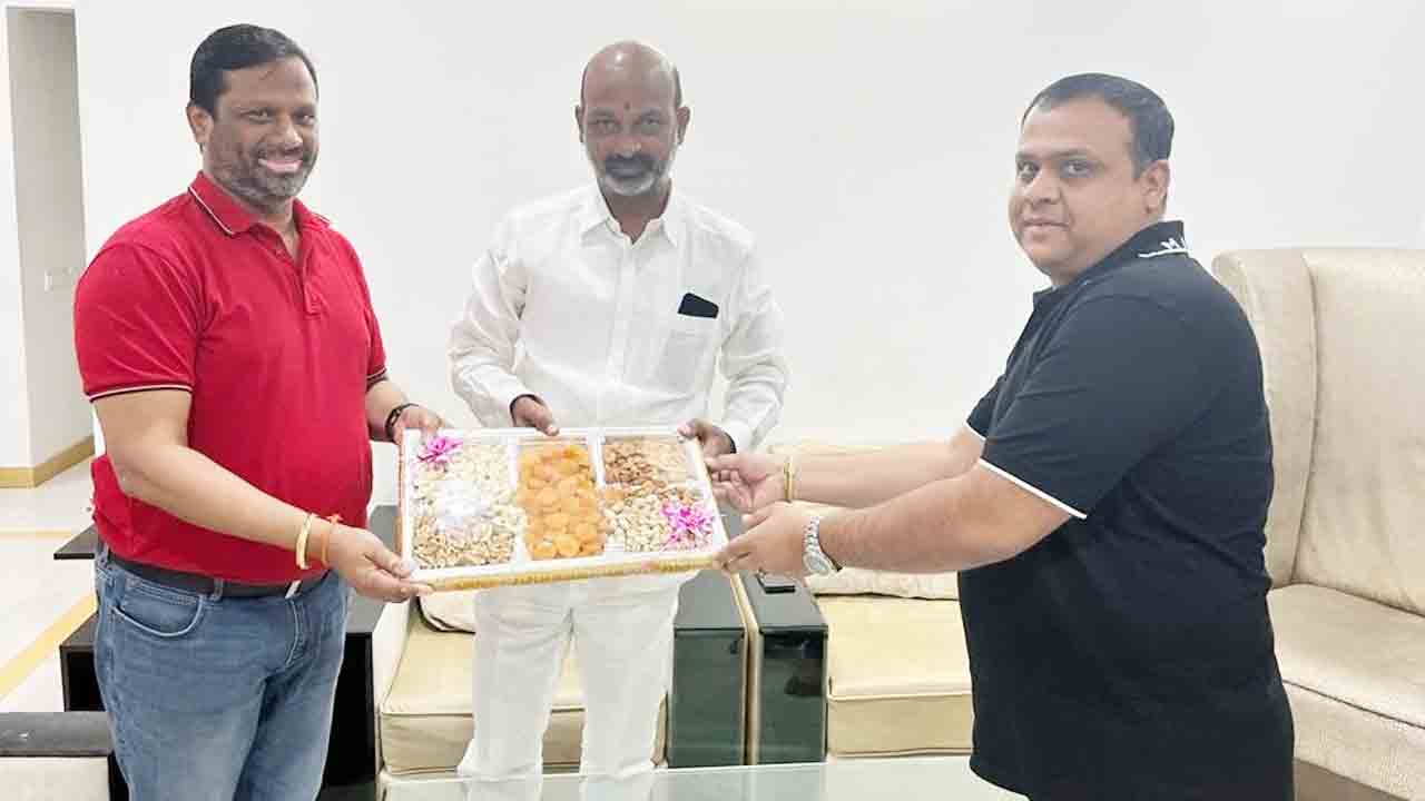 పచ్చి బట్టలతో పచ్చి అబద్ధాలు