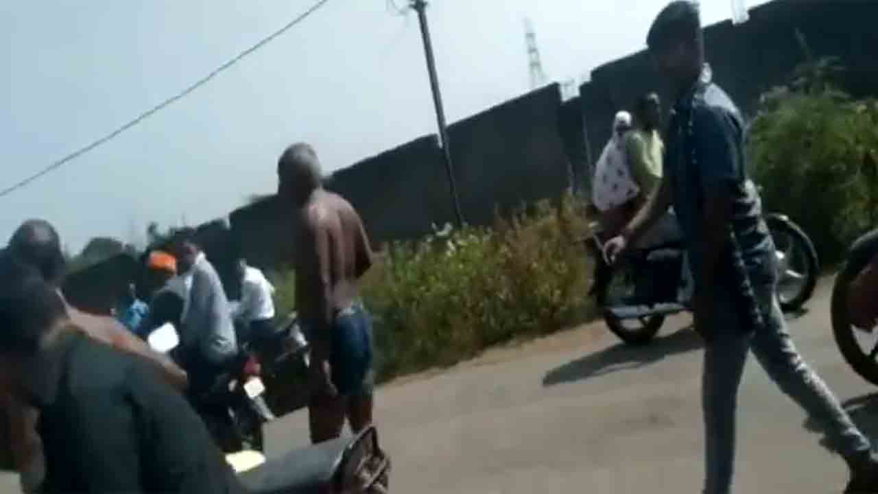 Watch: బీఫ్‌ అమ్ముతున్న ఇద్దరిని.. బెల్ట్‌తో కొడుతూ అర్ధ నగ్నంగా ఊరేగింపు