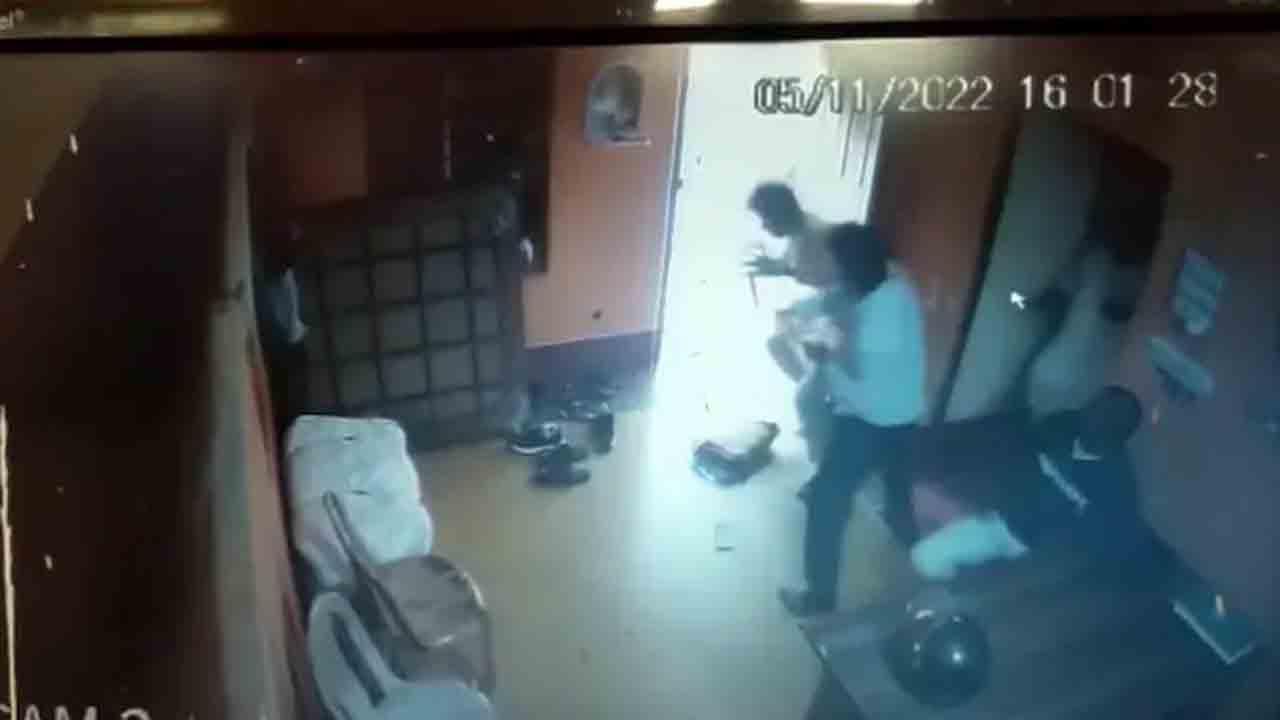 బీజేపీ జిల్లా ఉపాధ్యక్షుడ్ని… కార్యాలయంలో కొట్టిన పార్టీ నేత