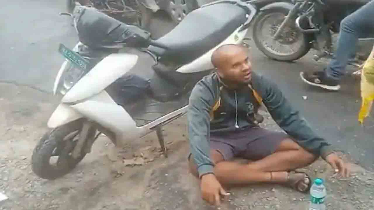 Watch: గుంతలమయంగా బెంగళూరు రోడ్లు.. ప్రమాదం అనంతరం బైఠాయించి వ్యక్తి నిరసన