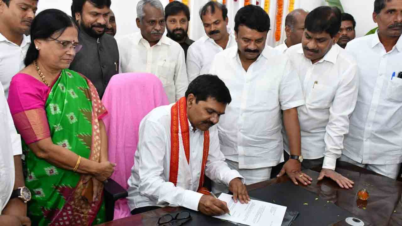 డెయిరీ డెవలప్‌మెంట్‌ ఫెడరేషన్‌ చైర్మన్‌గా సోమా భరత్‌ బాధ్యతల స్వీకరణ